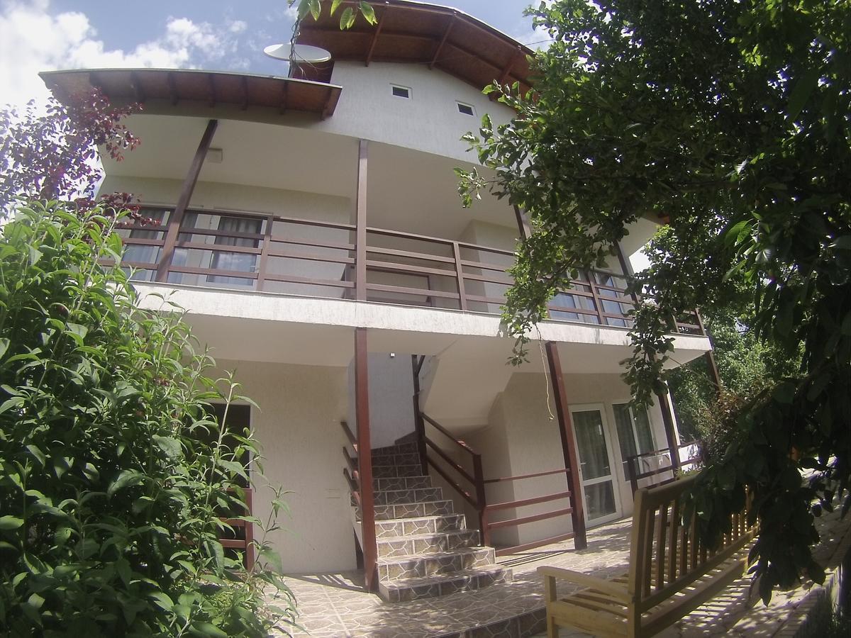 Guest House Leto Dolinka Exterior photo