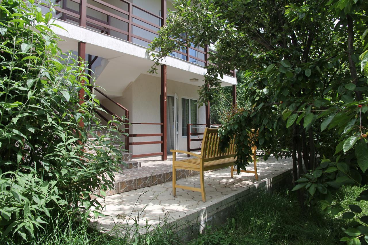 Guest House Leto Dolinka Exterior photo